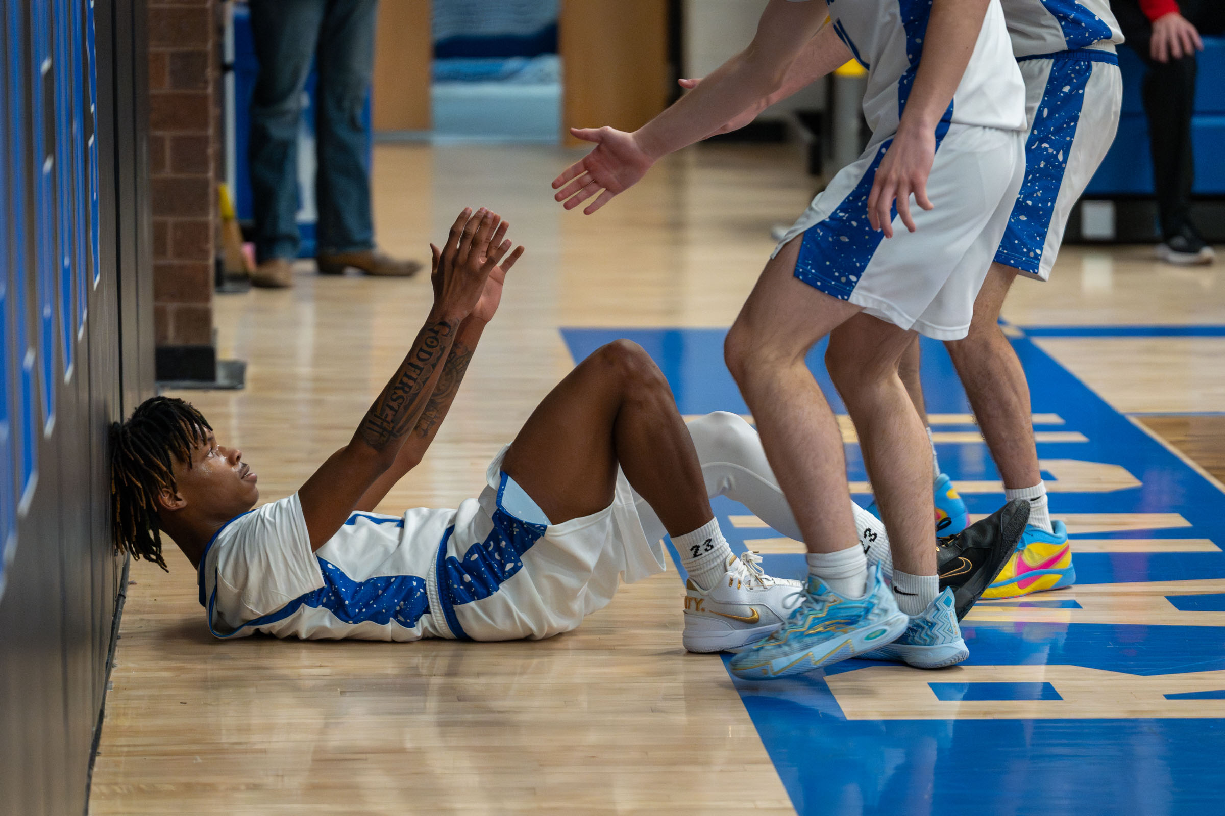 Hustle play on the floor, Highlands Ranch basketball, Denver metro